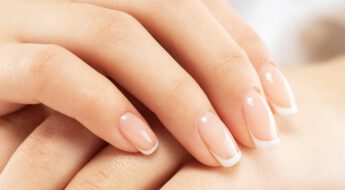 Como é que tratei as minhas unhas híbridas danificadas por manicura?